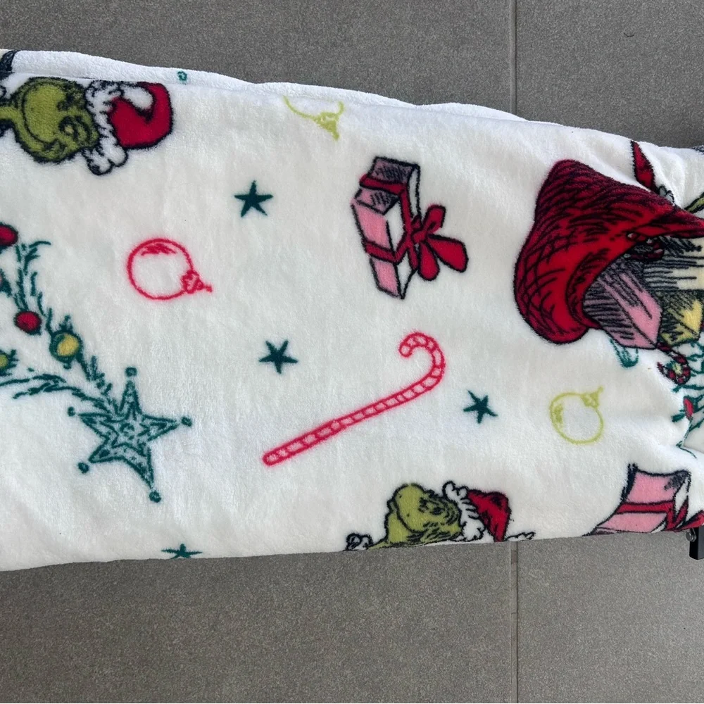 The Grinch Holiday Plush Blanket Christmas Oversized Throw 50x70 NWOT